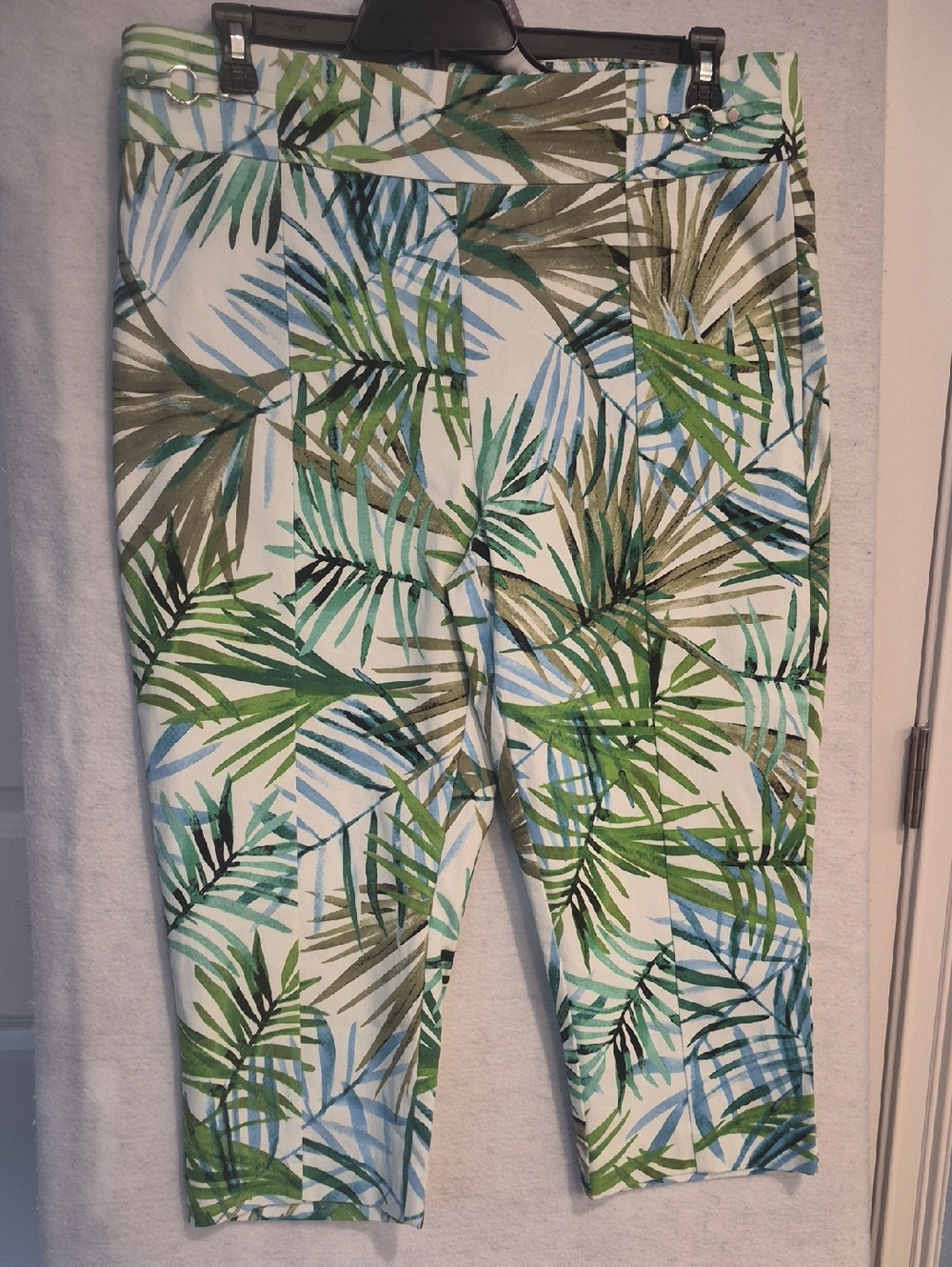 Women  1/4 Lng ,Printed Palm-Leaf Cropped Pants in Green and Blue